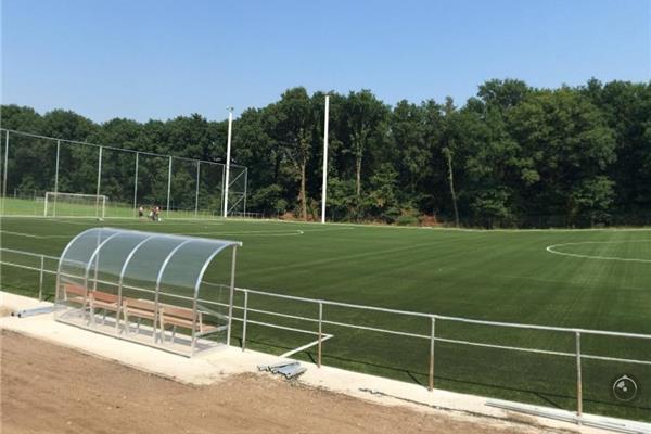 Aanleg 2 kunstgras voetbalvelden, na 1 jaar vervangen infill rubber naar kurk - Sportinfrabouw NV
